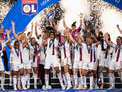 Las jugadoras del Lyon celebran la Champions conquistada ante el Barcelona (3-1) en Turín.