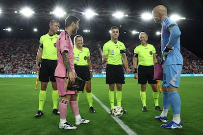 Lionel Messi y Brad Guzan, en el sorteo inicial del partido de este sábado.