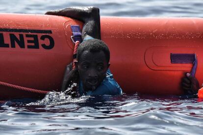Un migrante se sujeta a un tubo de flotación mientras espera ser rescatado cerca de las costas de Libia, el 4 de octure de 2016.