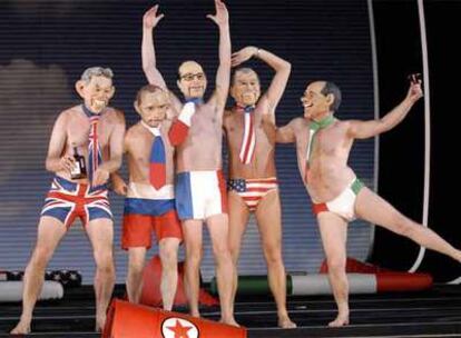 Los actores salen con caretas de Blair, Putin, Bush, Chirac y Berlusconi, en calzoncillos y corbata con los colores de sus banderas nacionales.
