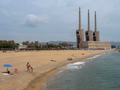 La playa de Sant Adrià del Besòs, teóricamente cerrada por contaminación en la arena, con las Tres Chimeneas de la antigua térmica de fondo, el día antes de que el Ayuntamiento la vallara por segunda vez.