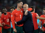 Cristiano Ronaldo y el seleccionador luso Roberto Martínez celebran el triunfo en la Liga de las Naciones.