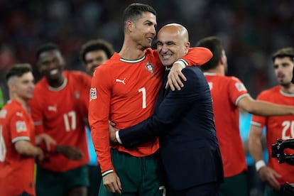 Cristiano Ronaldo y el seleccionador luso Roberto Martínez celebran el triunfo en la Liga de las Naciones.