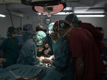 Intervención quirurgica del doctor Manuel López Santamaría acompañado de su equipo en el Hospital Universitario La Paz