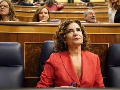 La ministra de hacienda María Jesús Montero en el Congreso de los Diputados en Madrid.