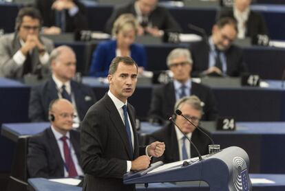 El rey Felipe VI de España pronuncia un discurso ante el Parlamento Europeo en Estrasburgo (Francia).