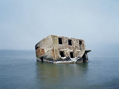 La arquitectura es el rastro que queda de una sociedad desaparecida. En la imagen, un búnker del Ejército Rojo parcialmente sumergido en el puerto de Liepaja (Letonia).