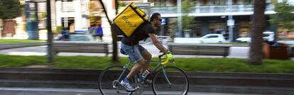 Un repartidor de Glovo por las calles de Barcelona.