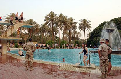 Soldados estadounidenses celebran el 4 de julio en la piscina del palacio de Sadam Husein, una enorme construcción llena de arañas de cristal y cúpulas doradas.