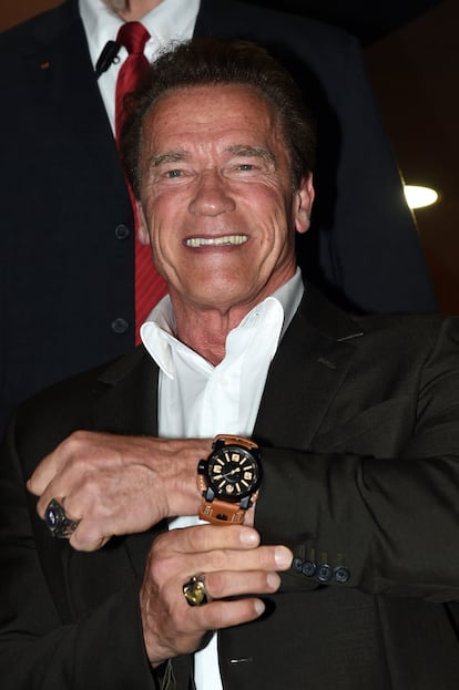 Arnold Schwarzenegger con un reloj hecho específicamente para él y con su nombre en la feria relojera más importante del mundo, la de Basilea, Suiza, en marzo de 2015.