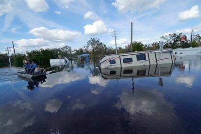 Caravanas de un camping inundadas en Arcadia, Florida, este lunes.