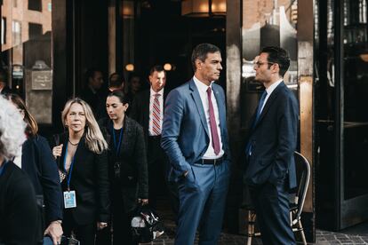 El presidente en funciones del Gobierno de España, Pedro Sánchez y el presidente de Prisa, Joseph Oughourlian, conversan tras su intervención en el foro ‘Latinoamérica, Estados Unidos y España en la economía global’.