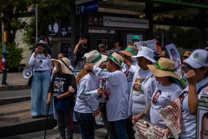 Madres buscadoras se abrazan, durante el trayecto. Este año la participación se calculó en más de 1, 500 personas. 