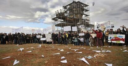 Los concentrados en el aeropuerto de Castellón lanzan aviones de papel junto a la escultura de Juan Ripollés con la cara de Carlos Fabra.