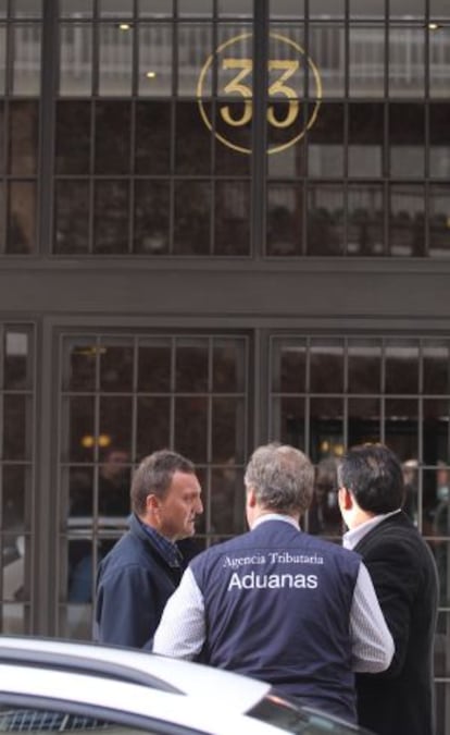 Tax agency officers standing outside the home of Rodrigo Rato in Madrid.