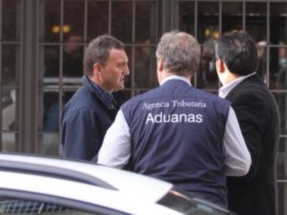 Tax agency officers standing outside the home of Rodrigo Rato in Madrid.