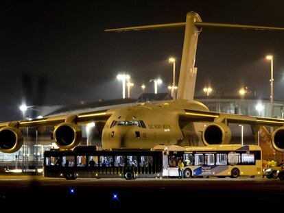 Los evacuados holandeses de Afganistán desembarcan en una plataforma en el aeropuerto de Schiphol cerca de Amsterdam, el 18 de agosto.