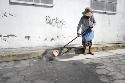 A pesar de las constantes exhalaciones, en las comunidades que colindan con el Popocatépetl reina la calma. Los habitantes se dicen acostumbrados a vivir el "peligro latente" de una explosión volcánica. En la imagen, una mujer barre las cenizas del suelo de una de las calles de San Pedro Benito Juárez. 