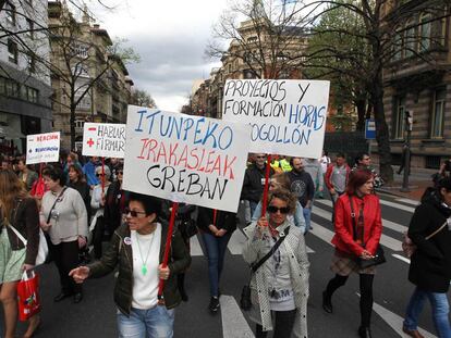 Profesores de enseñanza concertada se manifiestan este lunes en Bilbao.