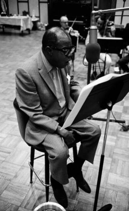 Louis Armstrong, en el estudio durante una grabación.