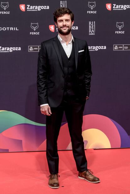 El actor Juan Blanco, con traje y chaleco negro.