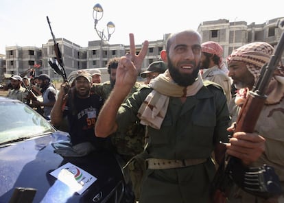 Fuerzas anti-Gadafi celebran la caída de Sirte.
