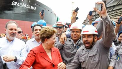 Dilma Rousseff e operários batizam petroleiro nesta segunda.