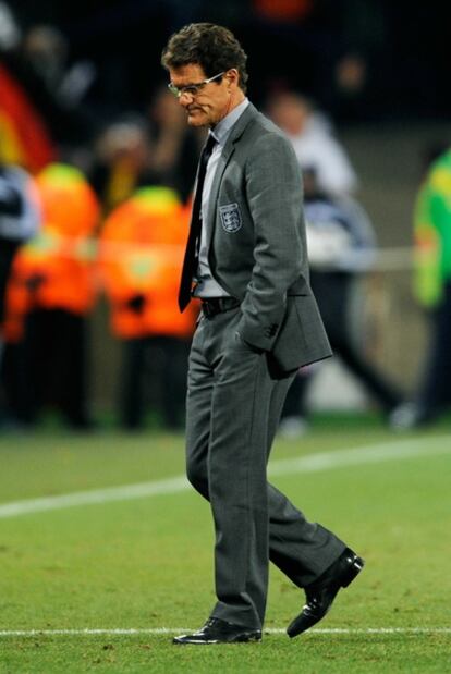 Fabio Capello, cabizbajo, durante el partido frente a Alemania.