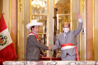 Pedro Castillo saluda al nuevo primer ministro, Héctor Valer