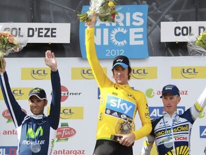 El británico del equipo Sky, Bradley Wiggins, celebra en el podio su victoria en la general final de la París-Niza junto a Westra y Valverde.