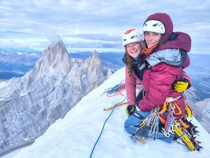 Lise Billon junto a Maud Vanpoulle en la cima del Cerro Torre.