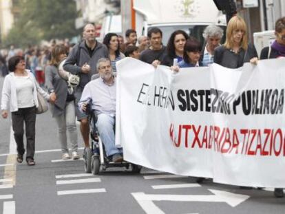 Cadena humana ante la sede de Kutxa en San Sebastián.