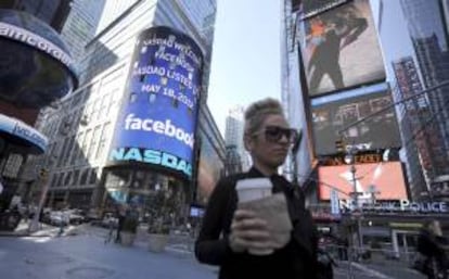 Imagen tomada del logotipo de Facebook en el edificio del NASDAQ en Times Square, Nueva York, Estados Unidos. EFE/Archivo