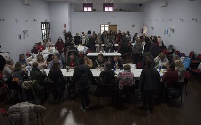 Las mujeres que han participado en el encuentro para preparar la huelga comen juntas antes de la lectura del manifiesto. Algunas todavía debaten qué harán este día 8.