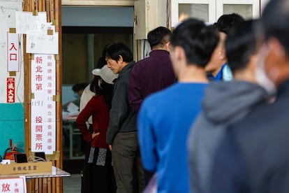 Cola de votantes en un colegio electoral de Taipéi, este sábado.