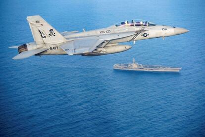 Un Super Hornet F / A-18E vuela sobre el portaaviones estadounidense 'Abraham Lincoln', mientras realizan operaciones en el Mar Arábigo.