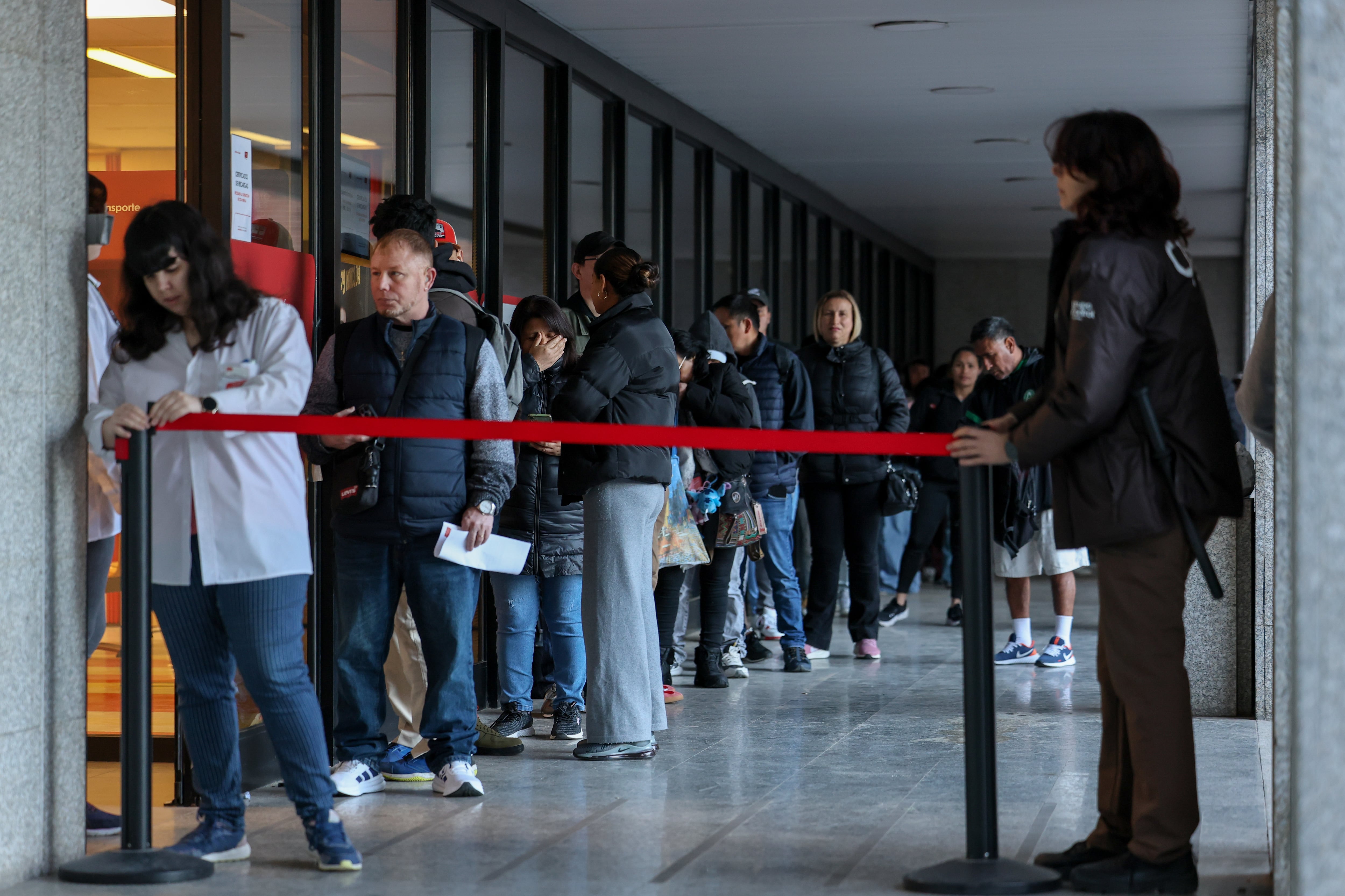 Cola para pedir el certificado de memoria del abono de transportes en la Oficina de Gestión del Consorcio Regional de Transportes este martes en Madrid.