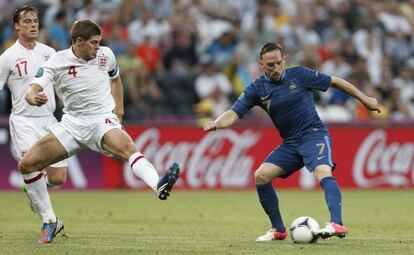 Ribery y Gerrard, durante el partido.