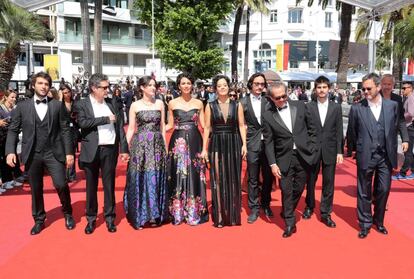 El director brasileño Kleber Mendonca Filho y el elenco de la película "Aquarius" llegan al la alfombra roja del Festival de Cine Internacional de Cannes.