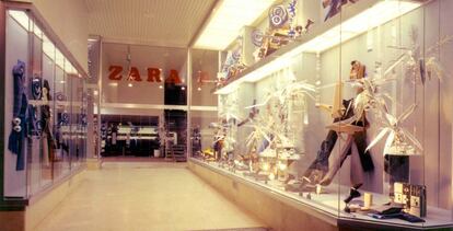 Escaparate de una de las primeras tiendas de Zara, en 1975, en A Coruña.