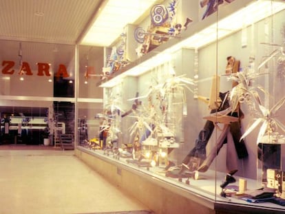 Escaparate de una de las primeras tiendas de Zara, en 1975, en A Coruña.