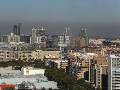 Nube de contaminación sobre la ciudad de Valencia.