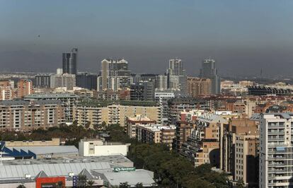 Nube de contaminación sobre la ciudad de Valencia.