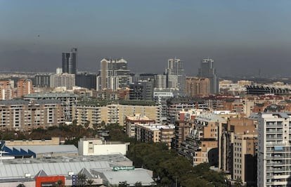 Nube de contaminación sobre la ciudad de Valencia.