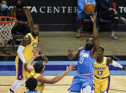 James Harden lanza a canasta durante el partido Lakers-Rockets, el martes.