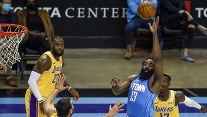 James Harden lanza a canasta durante el partido Lakers-Rockets, el martes.