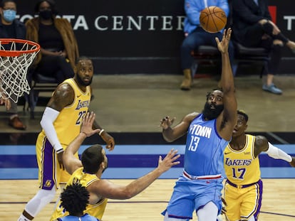 James Harden lanza a canasta durante el partido Lakers-Rockets, el martes.