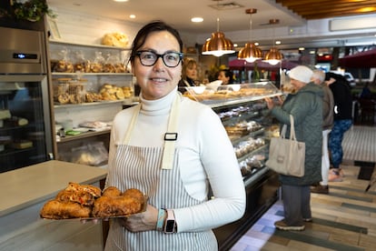 Teresa Adsuara, de la panadería Adsuara, con unos 'ximos', el bocadillo tradicional de las fiestas de la Magdalena de Castelló. 