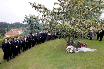 Familiares y amigos del golfista Severiano Ballesteros despiden los restos del golfista en la finca familiar en Pedreña, donde fueron depositadas en el magnolio que él mismo eligió antes de fallecer.