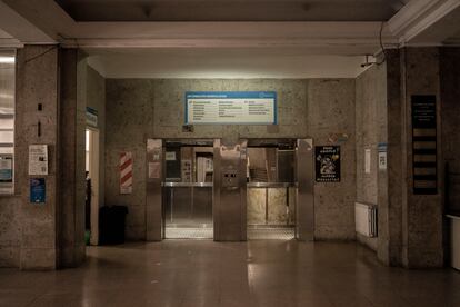 Elevadores vacíos en una de las torres del Hospital de Clínicas.